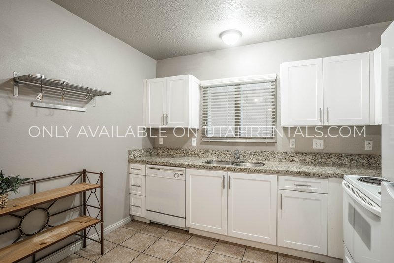 Four Fall Private Bedrooms Available at Lanai E3 property image
