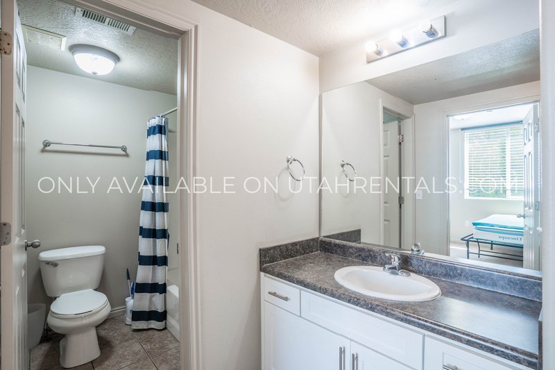 Four Fall Private Bedrooms Available at Lanai E3 property image