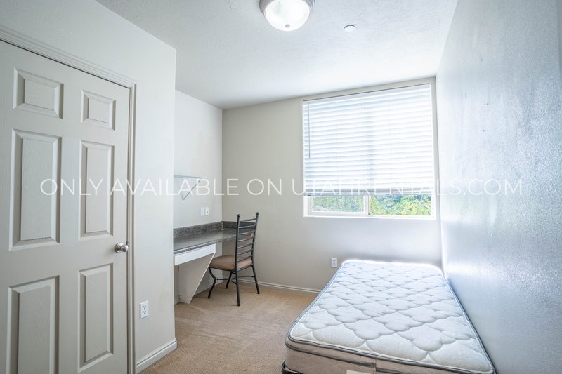 Four Fall Private Bedrooms Available at Lanai E3 property image