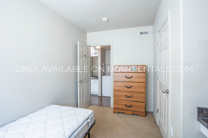 Four Fall Private Bedrooms Available at Lanai E3 property image