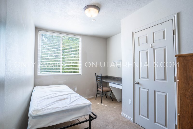 Four Fall Private Bedrooms Available at Lanai E3 property image