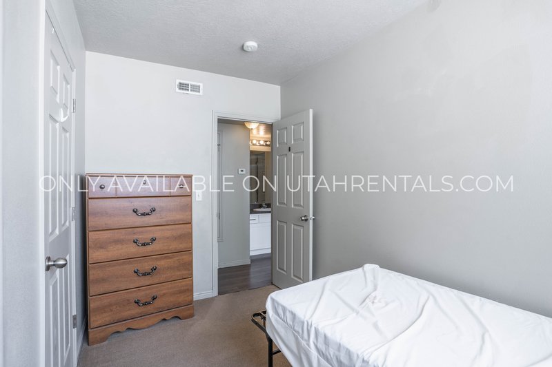 Four Fall Private Bedrooms Available at Lanai E3 property image