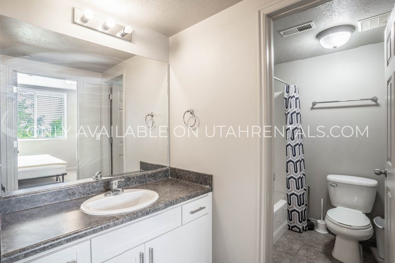 Four Fall Private Bedrooms Available at Lanai E3 property image