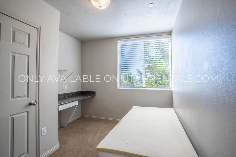 Four Fall Private Bedrooms Available at Lanai E3 property image