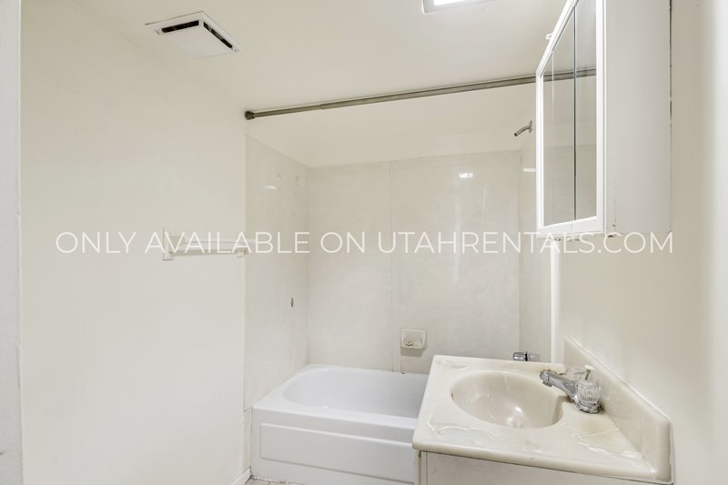 Nice Large Basement unit in Springville property image