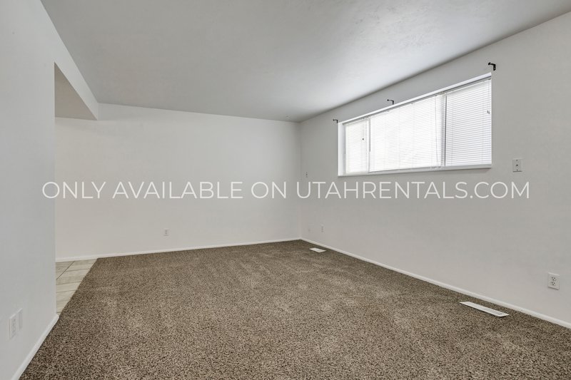 Charming Upstairs Duplex in Springville | Large Backyard & Private Drive property image