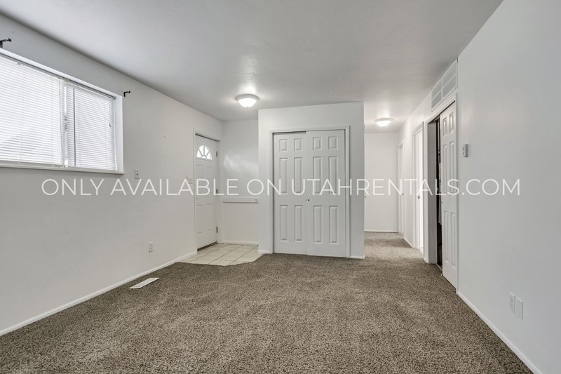 Charming Upstairs Duplex in Springville | Large Backyard & Private Drive property image