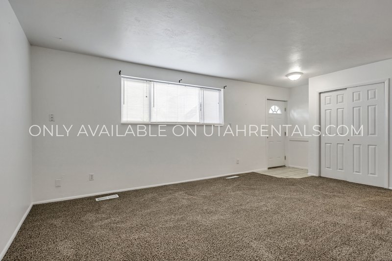 Charming Upstairs Duplex in Springville | Large Backyard & Private Drive property image