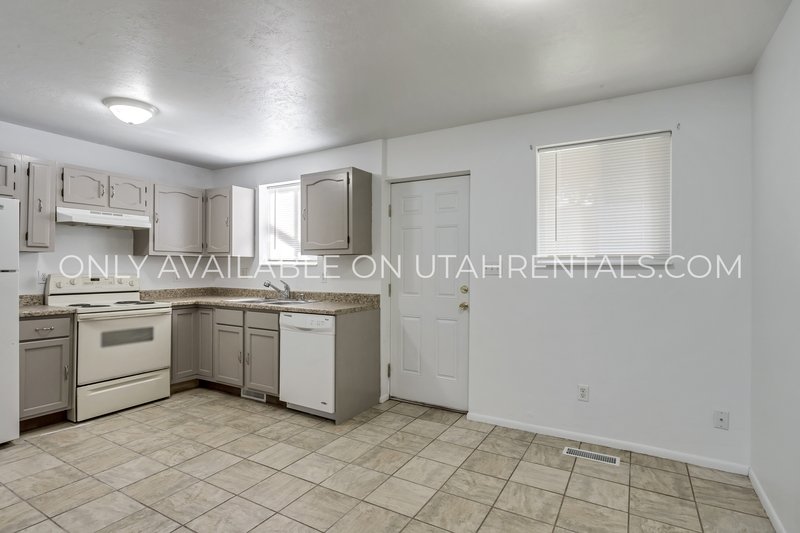 Charming Upstairs Duplex in Springville | Large Backyard & Private Drive property image
