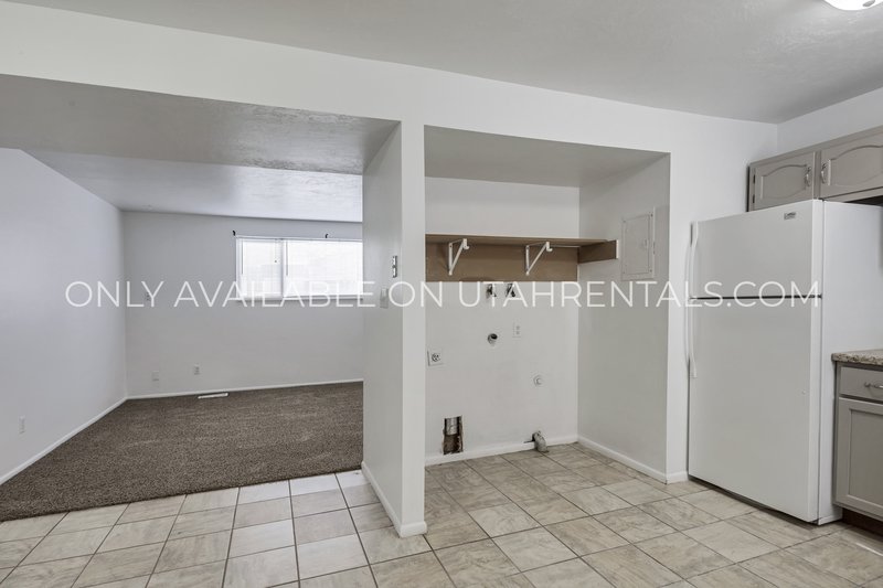 Charming Upstairs Duplex in Springville | Large Backyard & Private Drive property image
