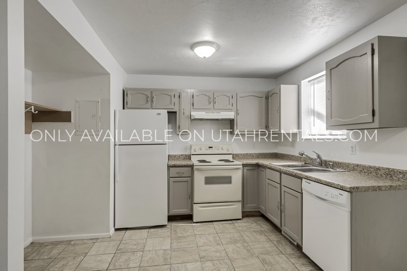 Charming Upstairs Duplex in Springville | Large Backyard & Private Drive property image