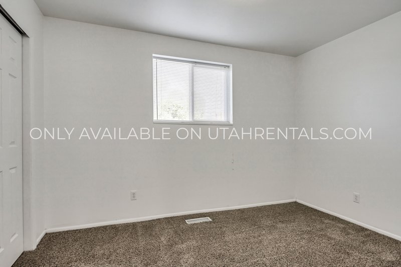 Charming Upstairs Duplex in Springville | Large Backyard & Private Drive property image
