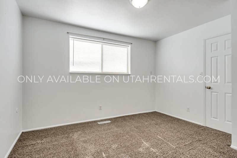 Charming Upstairs Duplex in Springville | Large Backyard & Private Drive property image