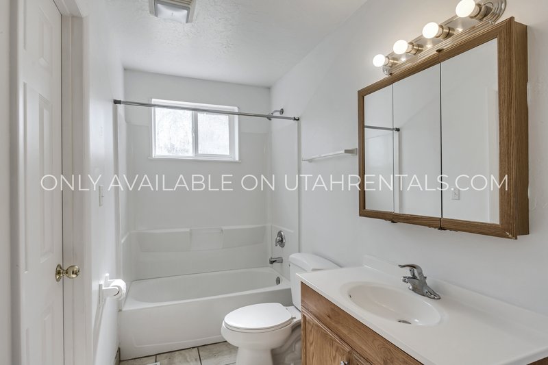Charming Upstairs Duplex in Springville | Large Backyard & Private Drive property image
