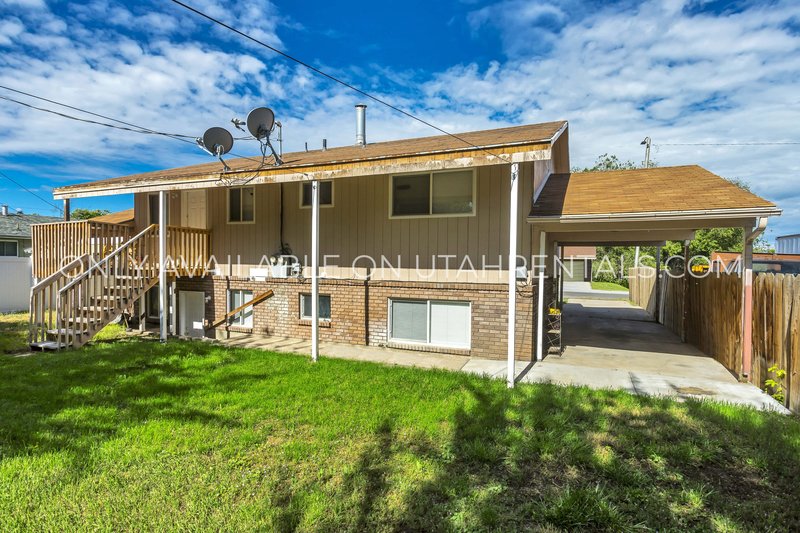 Charming Upstairs Duplex in Springville | Large Backyard & Private Drive property image
