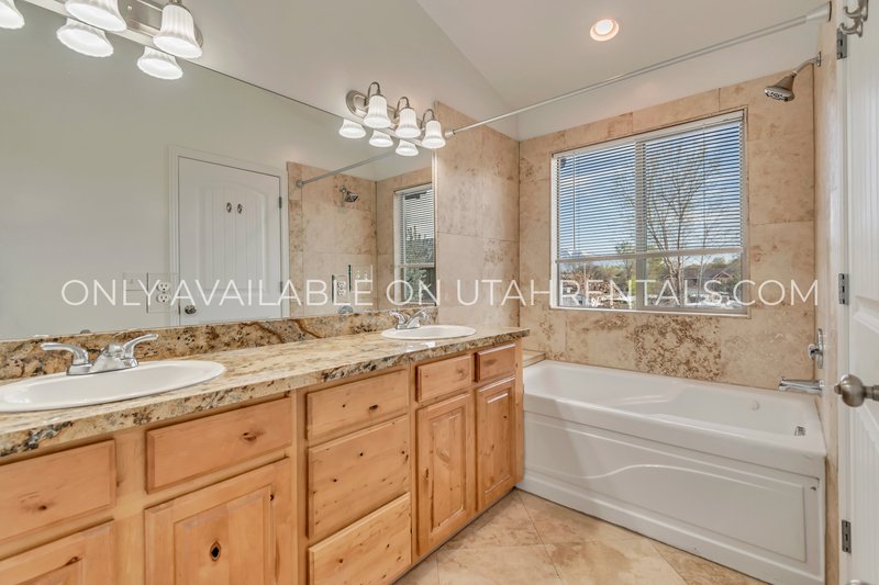 Beautiful Townhome in Private Gated Community property image