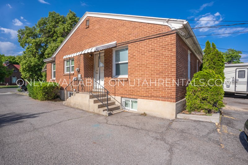 Shared Room in a cute Duplex off of 400 N property image