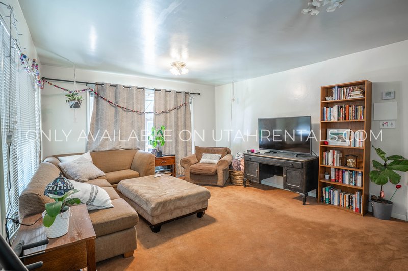 Shared Room in a cute Duplex off of 400 N property image