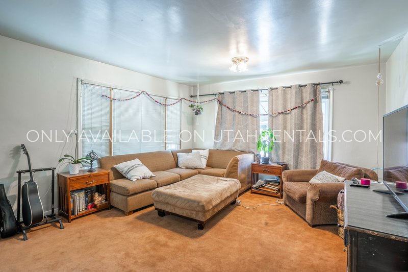 Shared Room in a cute Duplex off of 400 N property image