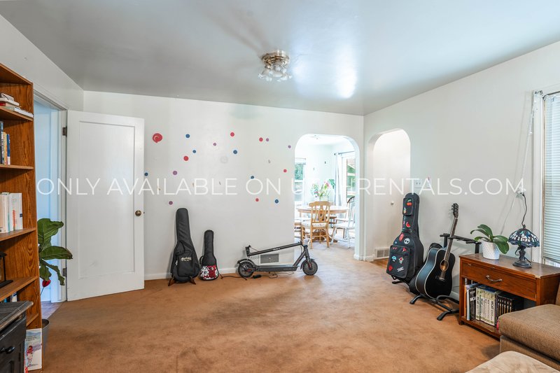 Shared Room in a cute Duplex off of 400 N property image