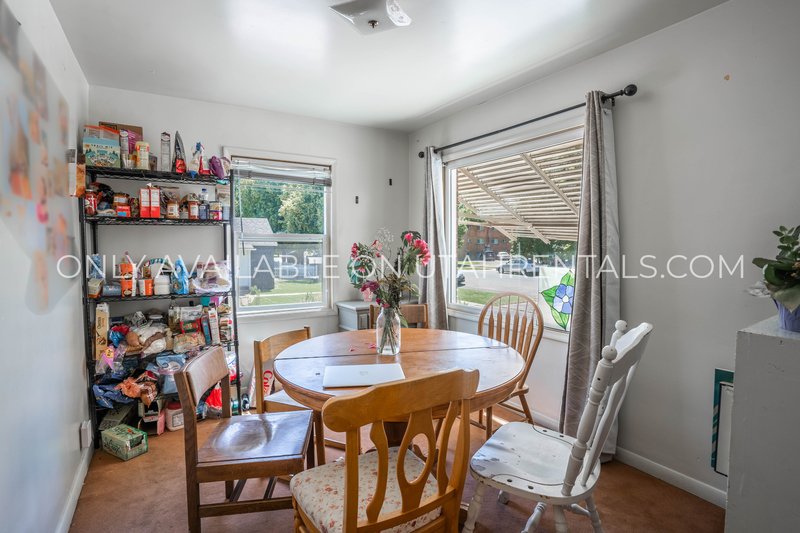 Shared Room in a cute Duplex off of 400 N property image