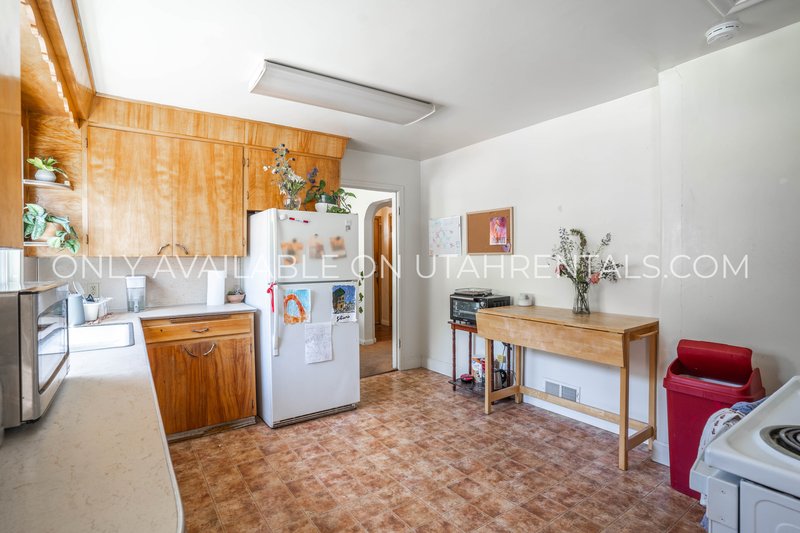 Shared Room in a cute Duplex off of 400 N property image