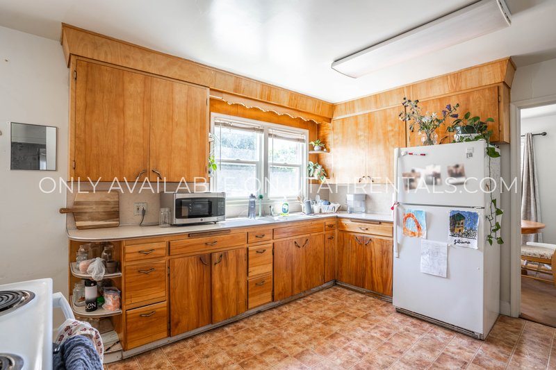 Shared Room in a cute Duplex off of 400 N property image