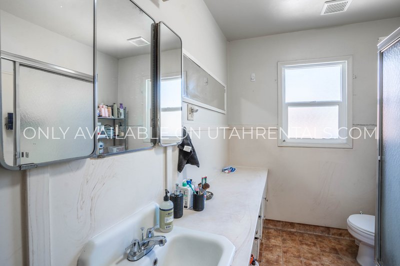 Shared Room in a cute Duplex off of 400 N property image