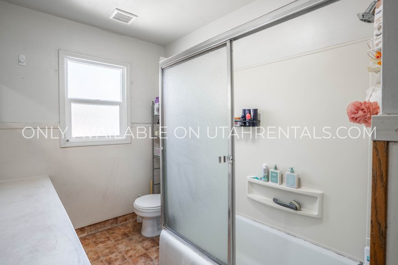 Shared Room in a cute Duplex off of 400 N property image