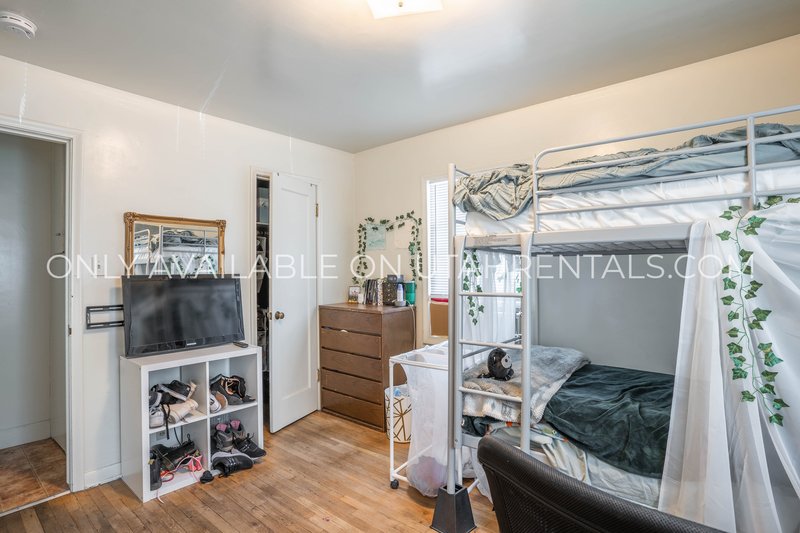Shared Room in a cute Duplex off of 400 N property image
