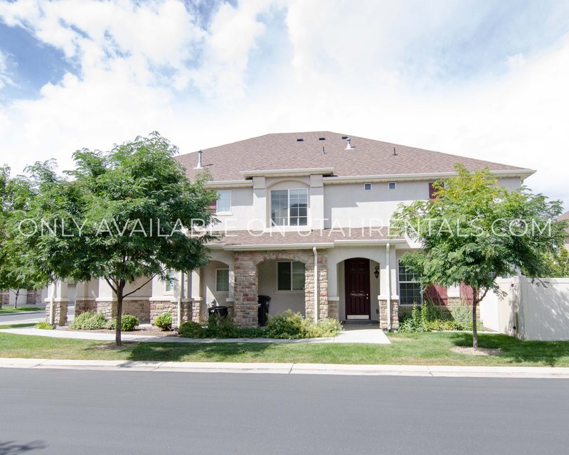 Conveniently Located Townhome in Pleasant Grove property image
