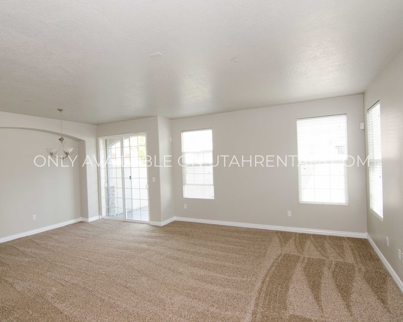 Conveniently Located Townhome in Pleasant Grove property image