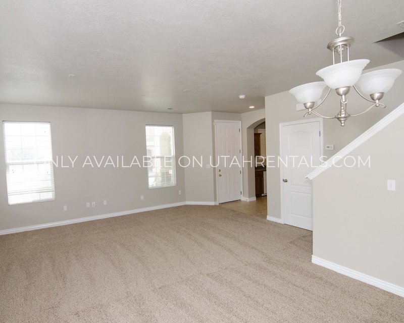 Conveniently Located Townhome in Pleasant Grove property image