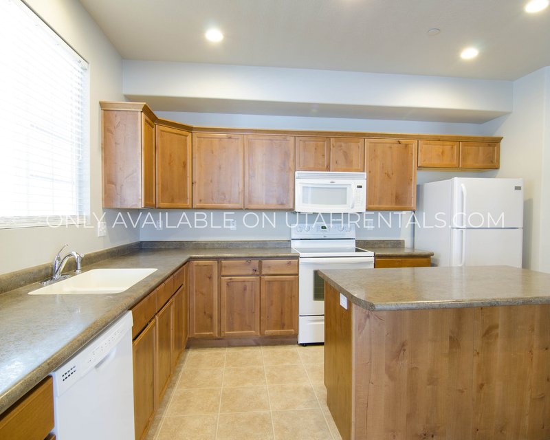 Conveniently Located Townhome in Pleasant Grove property image