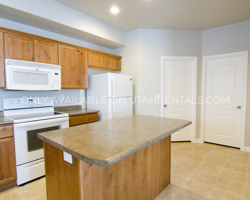 Conveniently Located Townhome in Pleasant Grove property image