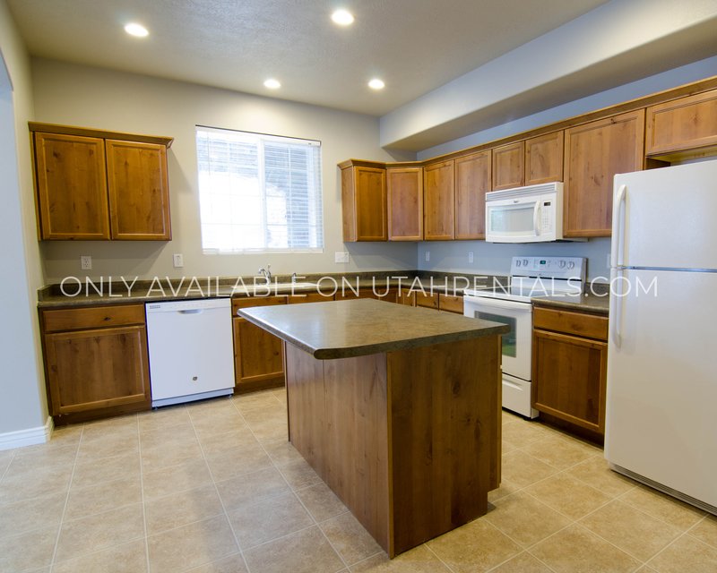 Conveniently Located Townhome in Pleasant Grove property image