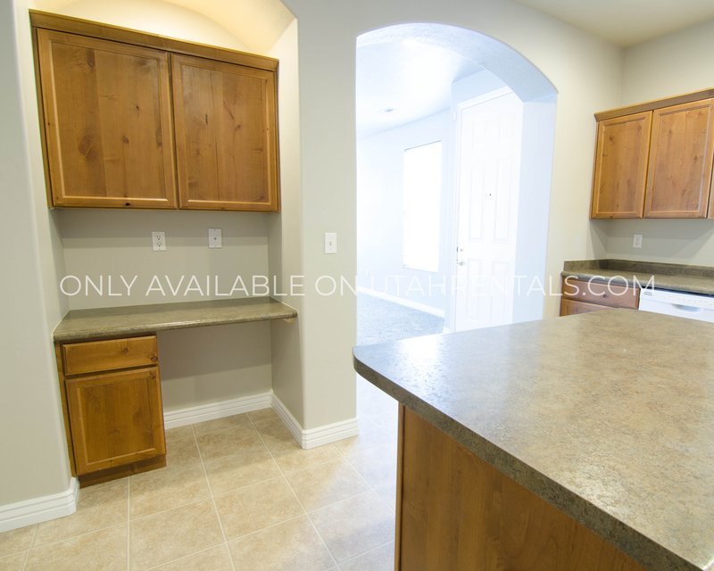 Conveniently Located Townhome in Pleasant Grove property image
