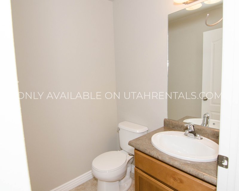 Conveniently Located Townhome in Pleasant Grove property image