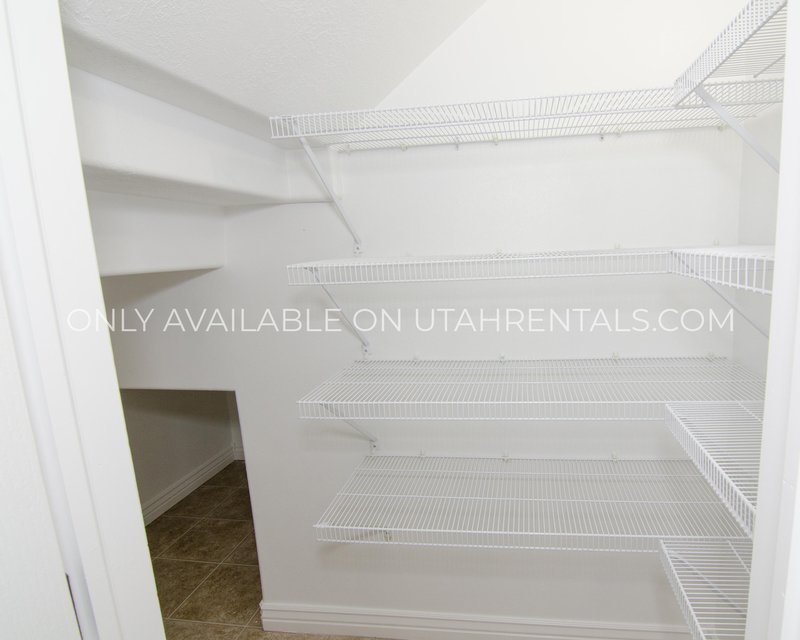 Conveniently Located Townhome in Pleasant Grove property image