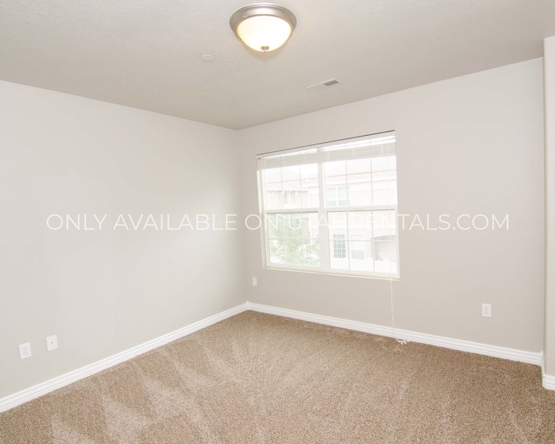 Conveniently Located Townhome in Pleasant Grove property image