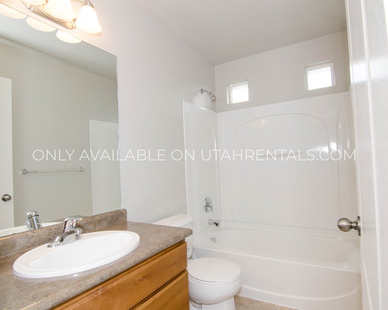 Conveniently Located Townhome in Pleasant Grove property image