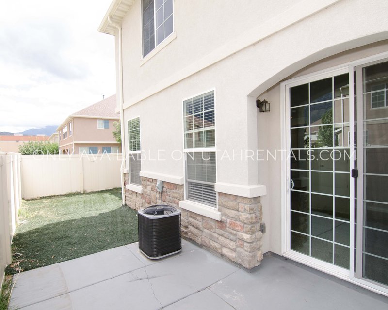 Conveniently Located Townhome in Pleasant Grove property image