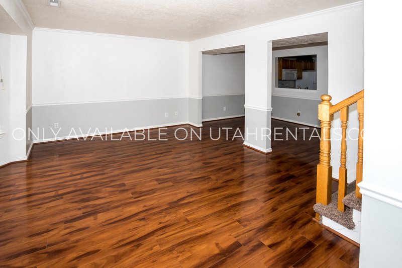 Bright & Sunny 3 Bed, 1.5 Bath Townhouse property image