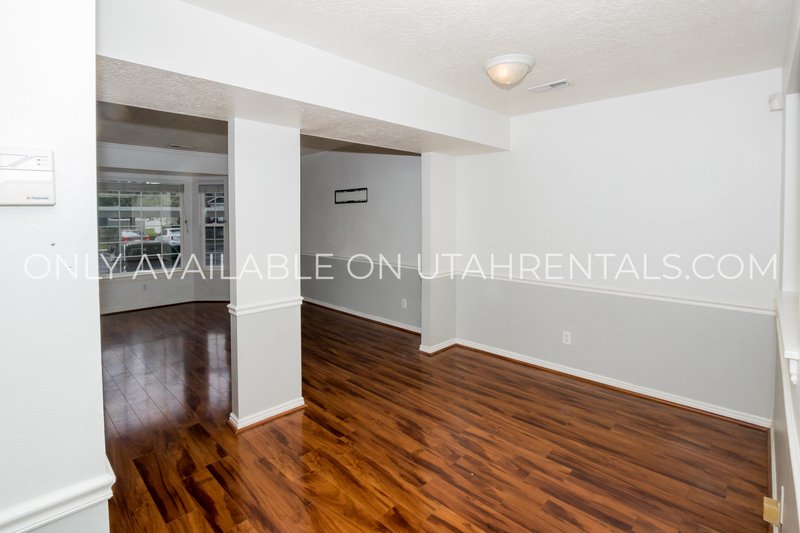 Bright & Sunny 3 Bed, 1.5 Bath Townhouse property image