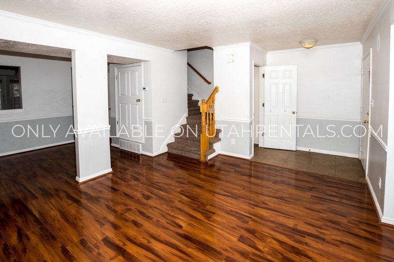 Bright & Sunny 3 Bed, 1.5 Bath Townhouse property image