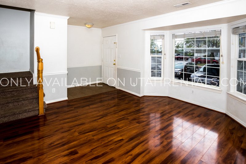 Bright & Sunny 3 Bed, 1.5 Bath Townhouse property image