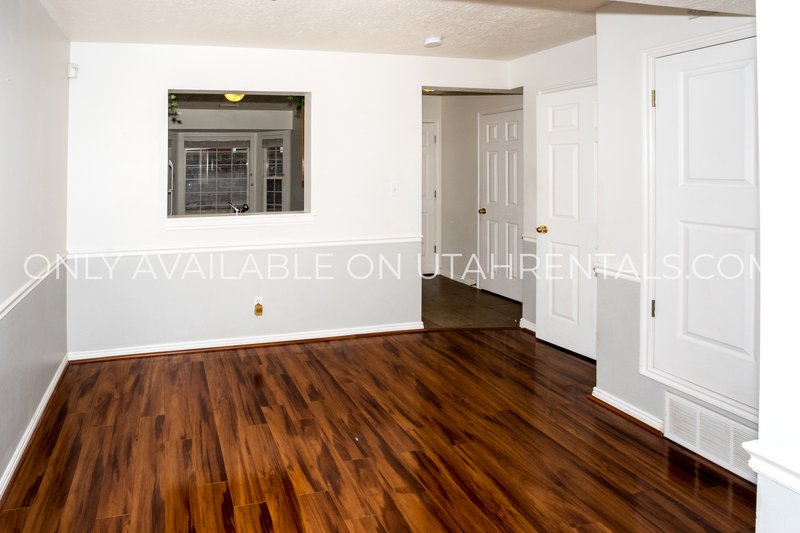 Bright & Sunny 3 Bed, 1.5 Bath Townhouse property image