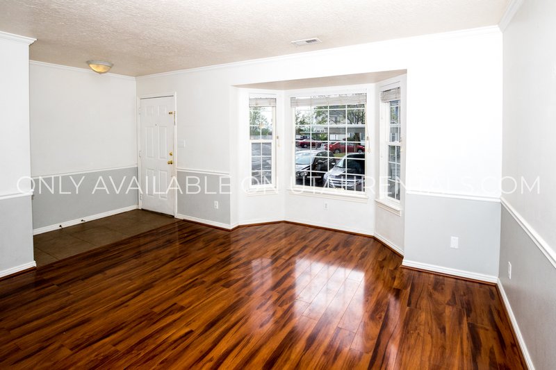 Bright & Sunny 3 Bed, 1.5 Bath Townhouse property image
