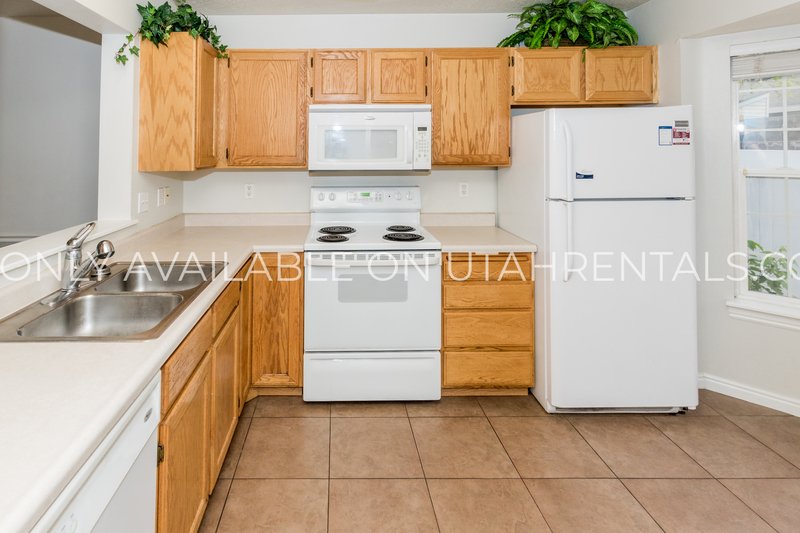 Bright & Sunny 3 Bed, 1.5 Bath Townhouse property image