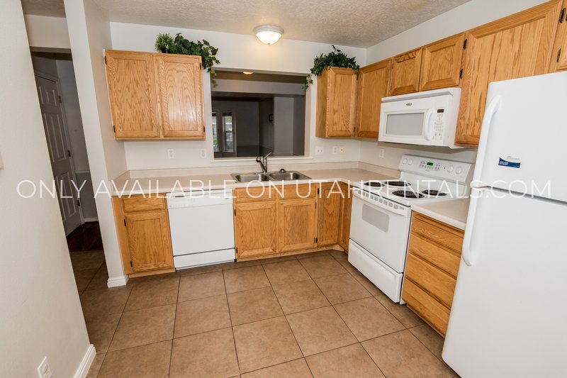 Bright & Sunny 3 Bed, 1.5 Bath Townhouse property image